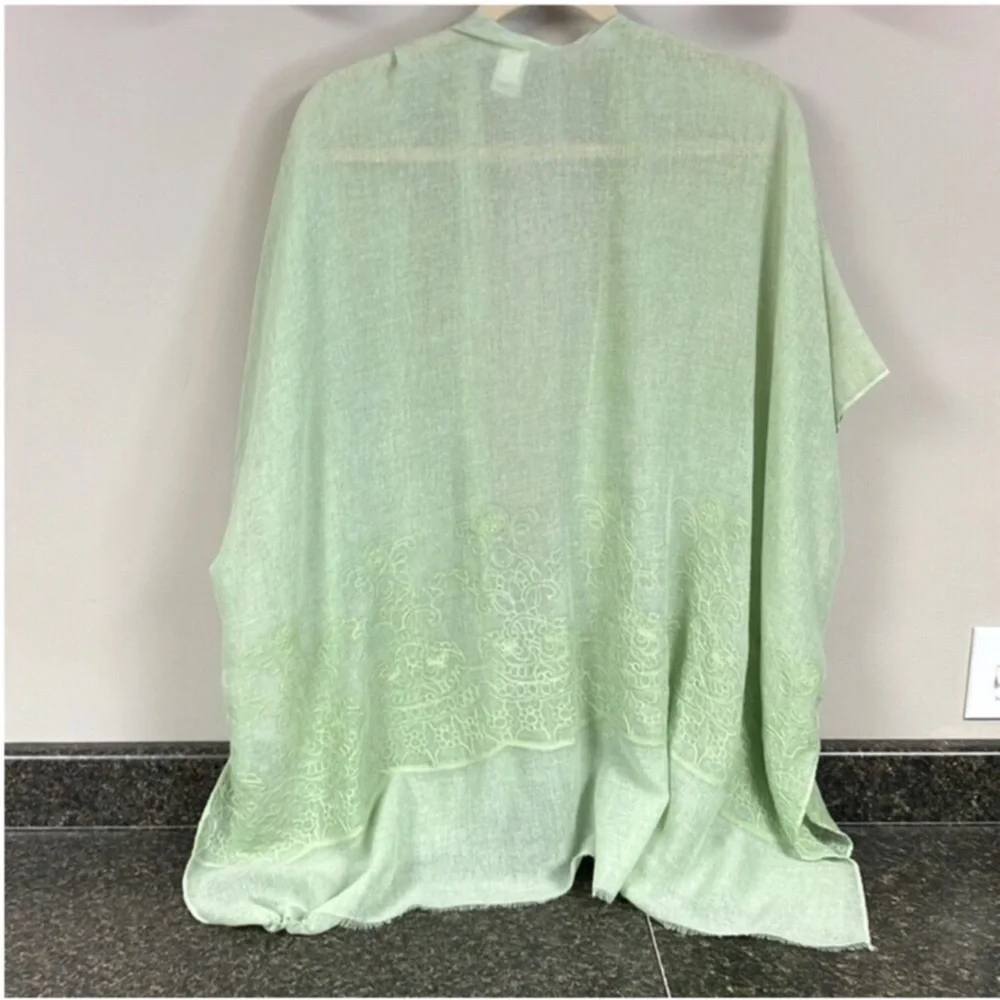 3/$15 ❤️  Time & Tru light green embroidered kimono wrap coverup s/m runs big